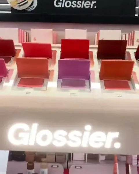 Exhibidor de rubores en tonos rojos, rosados y naranjas